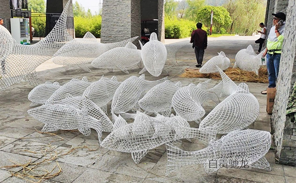 貴州山裏江南不鏽鋼鏤空魚雕塑