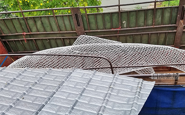 貴州山裏江南不鏽鋼鏤空魚雕塑